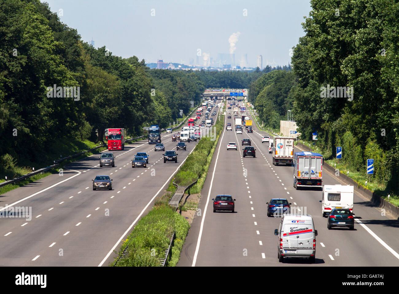 Europa, Deutschland, Nordrhein-Westfalen, Roesrath, Verkehr auf der Autobahn A 3 in der Nähe von Roesrath in Richtung Köln. Stockfoto