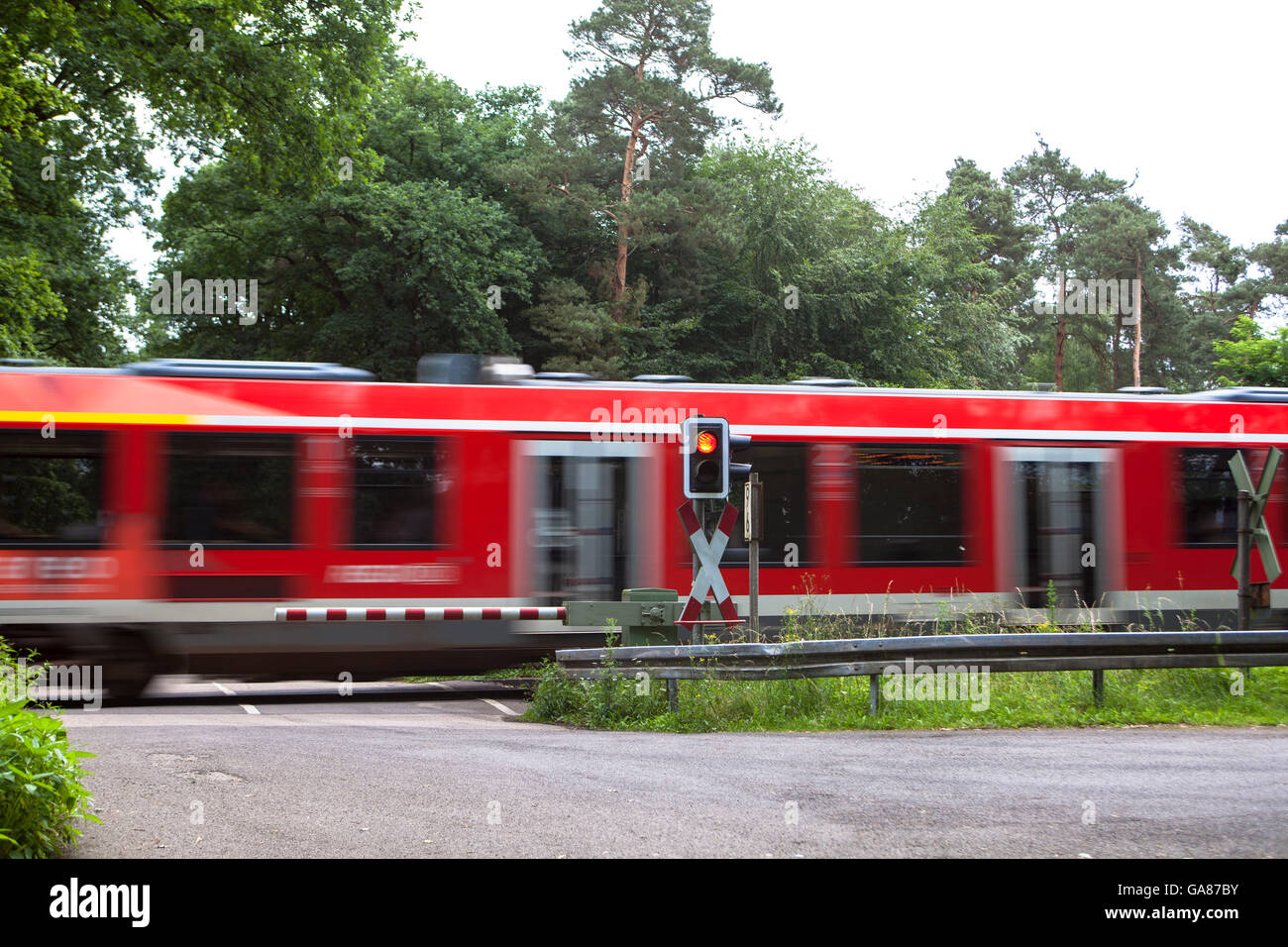 Europa, Deutschland, North Rhine-Westphalia, Roesrath, gated Bahnübergang in der Koenigsforst. Stockfoto