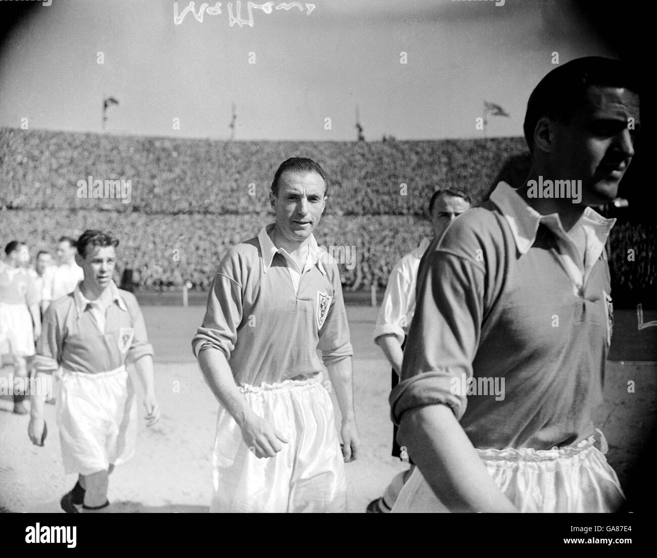 Fußball - FA Cup - Finale - Blackpool / Bolton Wanderers - Wembley Stadium. Stanley Matthews (c) von Blackpool geht vor dem Spiel zu Fuß Stockfoto