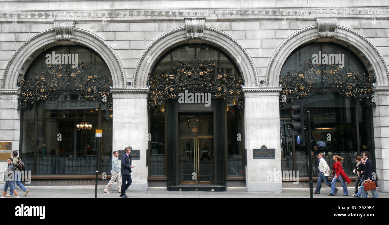 Allgemeine Ansicht des Schildes vor dem Wolseley Restaurant im Zentrum von London. Stockfoto
