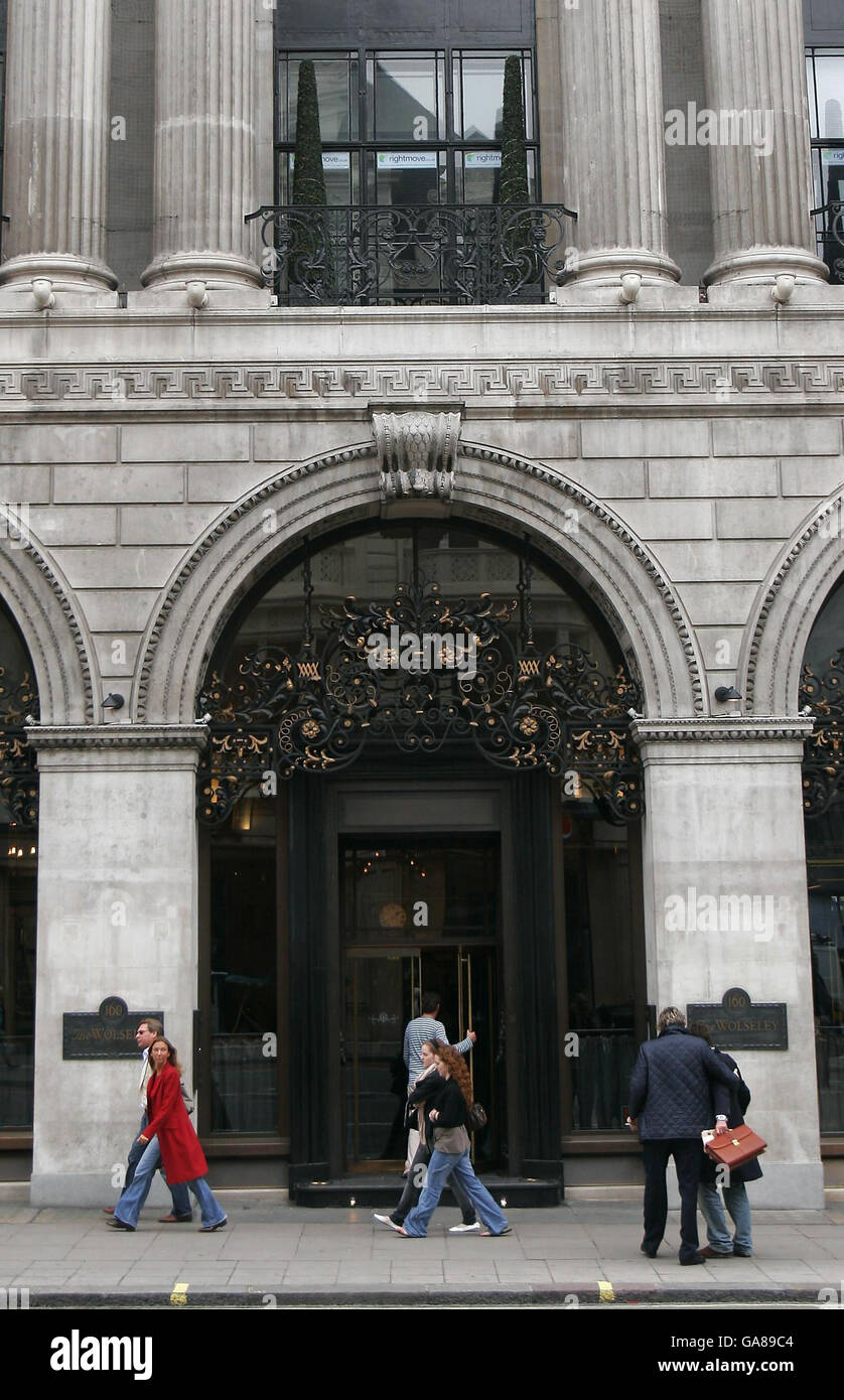 Gesamtansicht des Restaurants Wolseley im Zentrum von London. Stockfoto