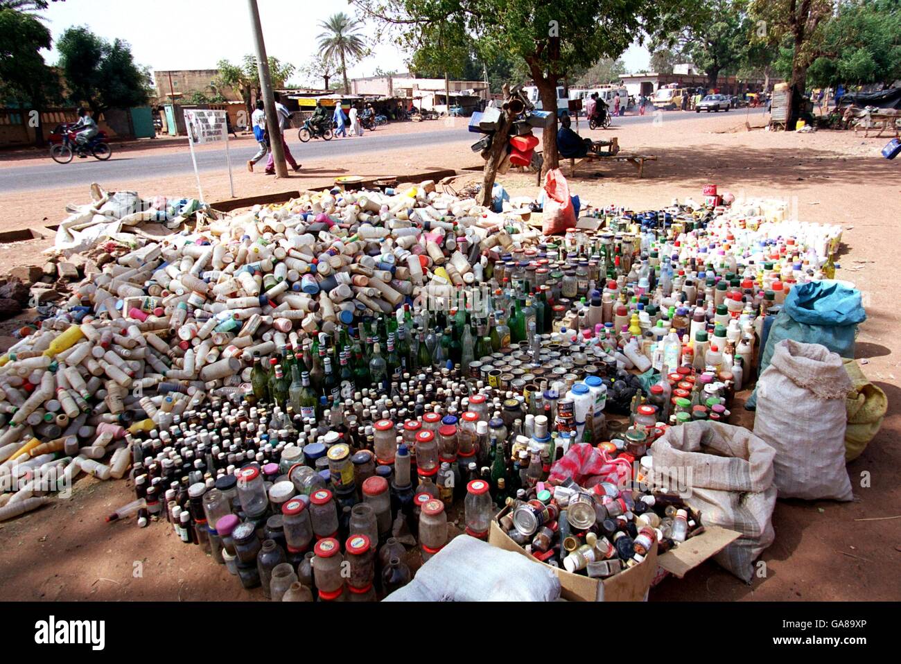 Fußball - African Nations Cup Mali 2002 - Gruppe B - Südafrika - Marokko. Flaschen und Gläser auf einem Haufen am Straßenrand Stockfoto
