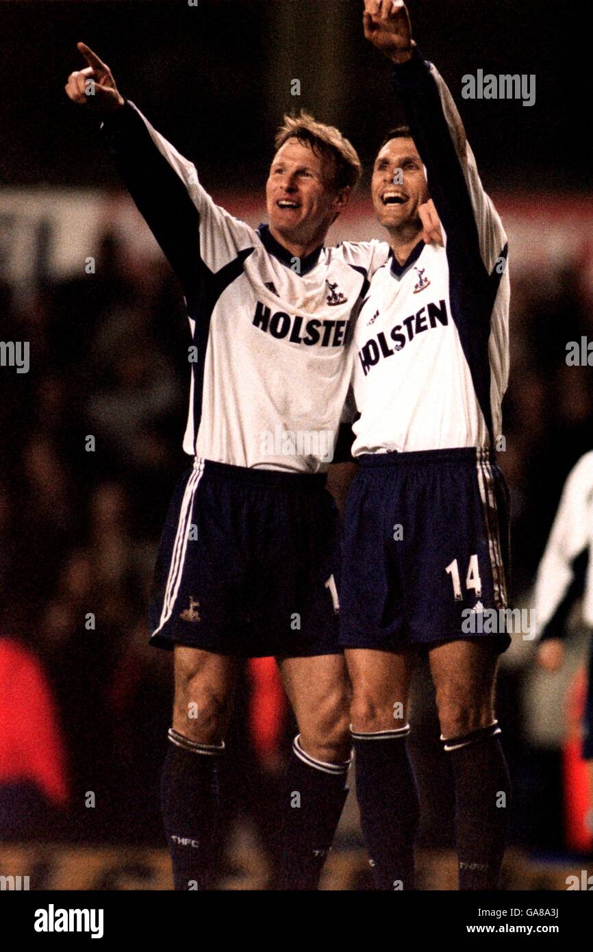 Fußball - AXA FA Cup - Fünfte Runde - Tottenham Hotspur gegen Tranmere Rovers. Teddy Sheringham und Gus Poyet von Tottenham Hotspur feiern, nachdem Poyet in den letzten Sekunden den 4. Treffer erzielt hatte Stockfoto