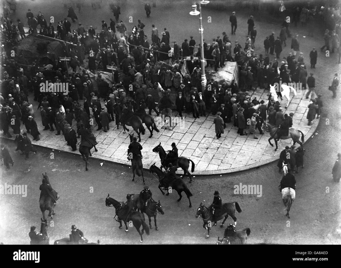 Die Demonstration im Hyde Park durch Hungerstreikende aus verschiedenen Teilen Englands, die sich gegen den Mitteltest und die Reduzierung der Wirtschaft richteten. Vor dem Hyde Park werden die Randalierer von der Polizei aufgezogen Stockfoto