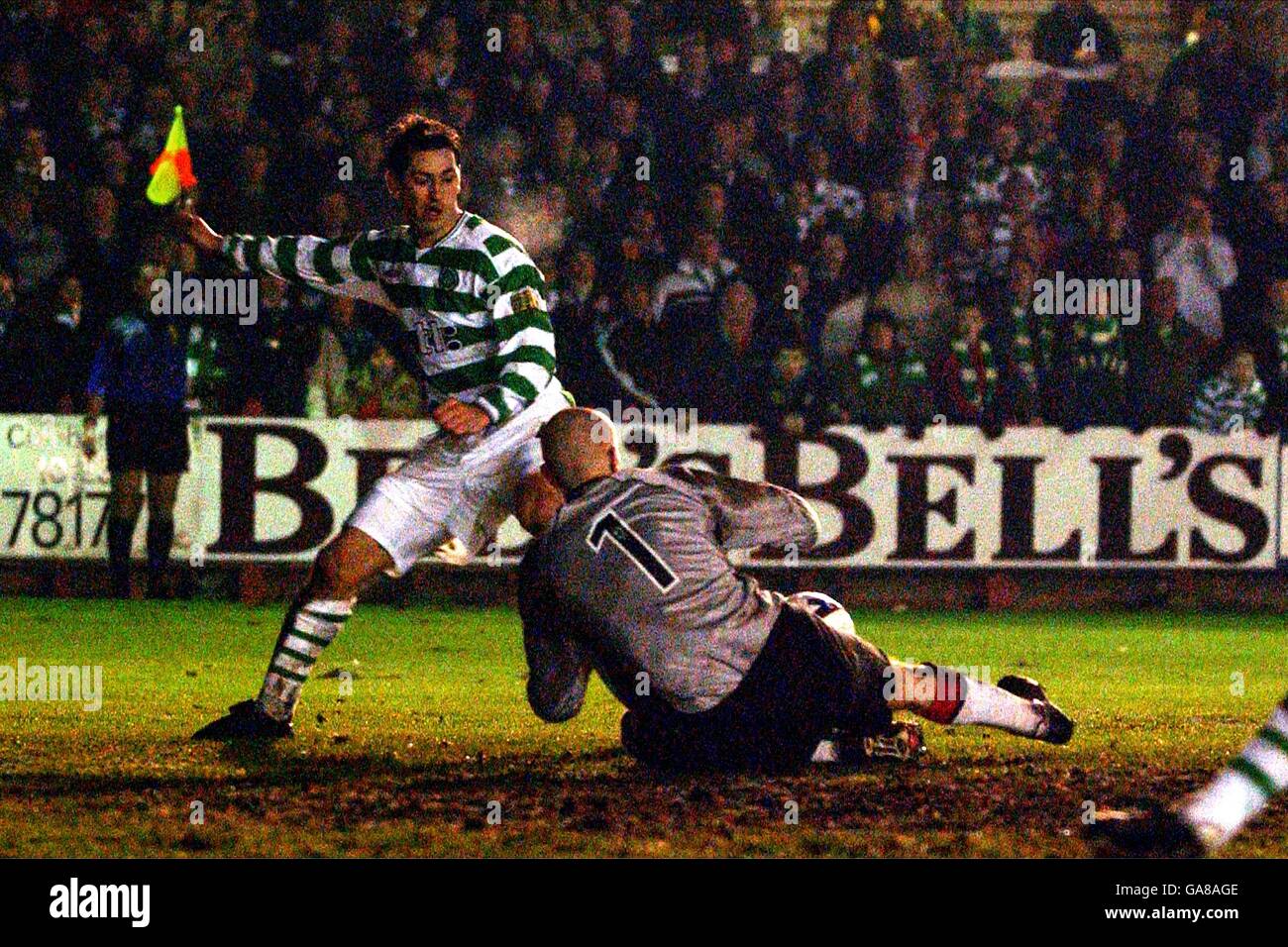 Fußball - Tennants Scottish Cup - Alloa Athletic gegen Celtic. Alloa Athletic-Torhüter Derek Soutar (r) behauptet den Ball zu Füßen von Jackie McNamara von Celtic (l) Stockfoto