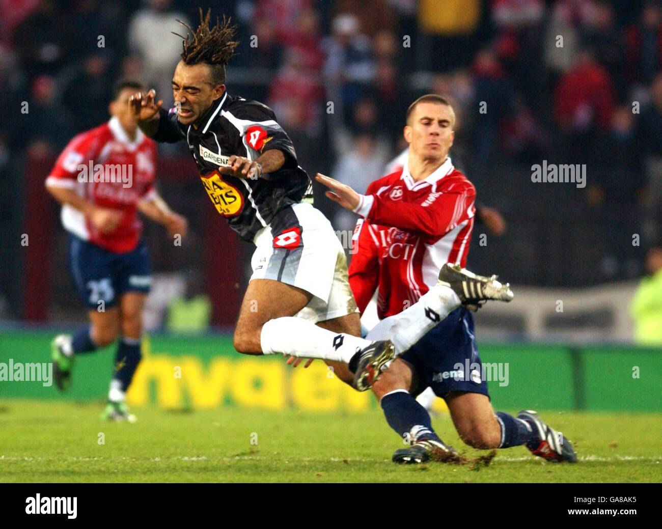 Patrice Loko von Troyes fliegt im Tackle von Lille aus Beniot Cheyrou Stockfoto