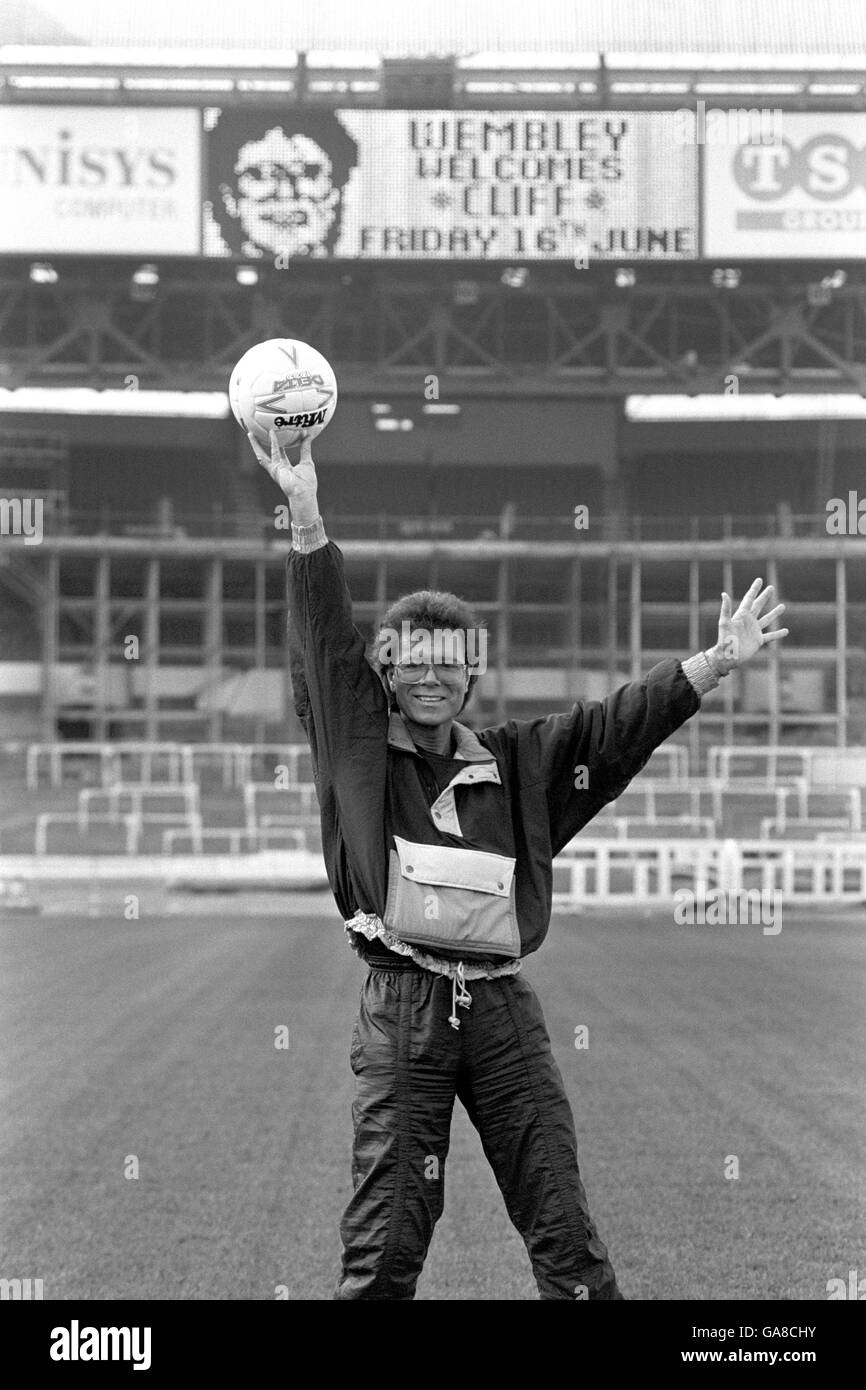 Evergreen Popstar Cliff Richard hält einen Fußball im Wembley Stadium, wo er am 16. Juni 1989 feierte 30 Jahre Stardom mit einem besonderen Konzert als "Cliff Richard The Event. Es war das erste Mal, dass die Legende das Wembley Stadium spielte. Stockfoto