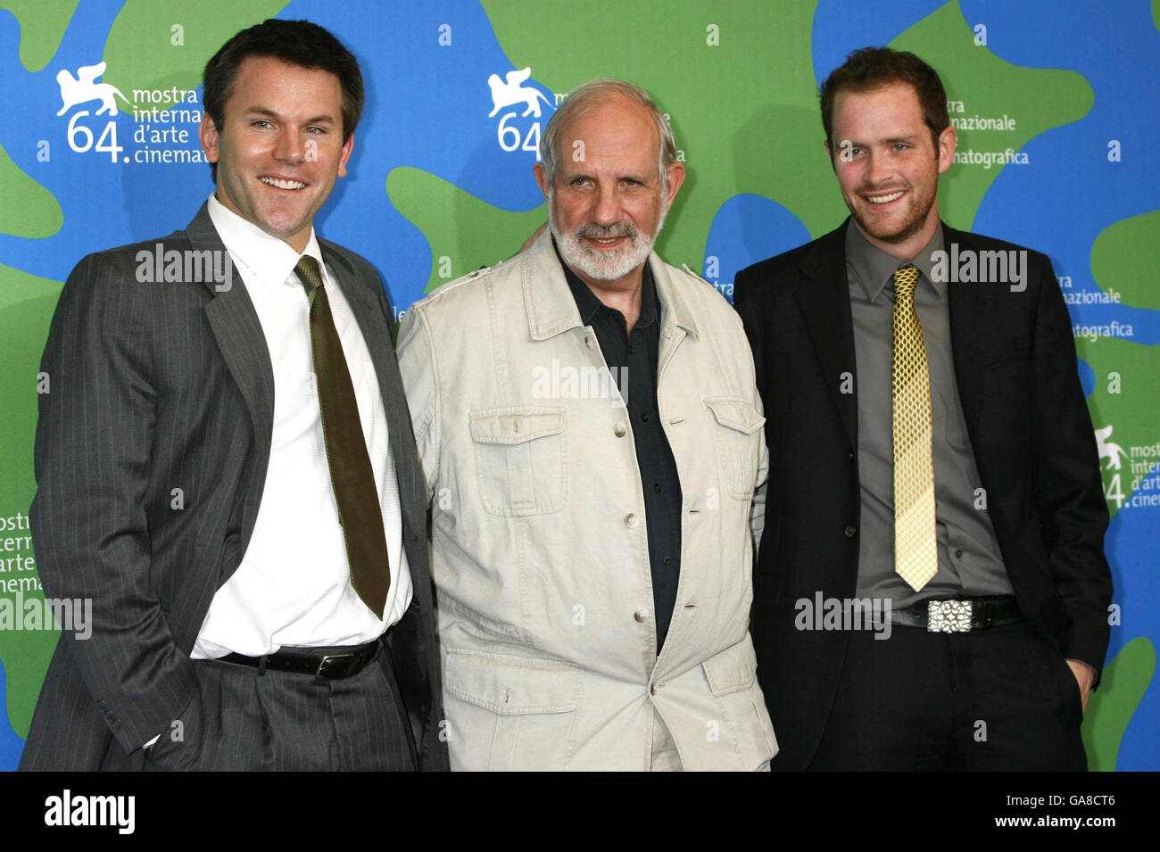 Regisseur Brian De Palma (Mitte) und Stars des Films Robert Devaney (links) und Patrick Carroll während einer Fotoaufnahme für ihren Film 'Redigiert', beim Filmfestival in Venedig, Italien. Stockfoto