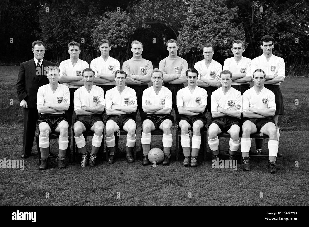 England Kader: (Hintere Reihe, l-r) ?, Roger Byrne, Ron Staniforth, Bert Williams, Ray Wood, Frank Blunstone, Roy Bentley, ?; (vordere Reihe, l-r) Bill Slater, Stanley Matthews, Len Shackleton, Billy Wright, Ronnie Allen, Tom Finney, Bill McGarry Stockfoto