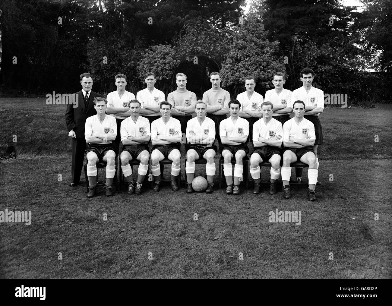 England Kader: (Hintere Reihe, l-r) ?, Roger Byrne, Ron Staniforth, Bert Williams, Ray Wood, Frank Blunstone, Roy Bentley, ?; (vordere Reihe, l-r) Bill Slater, Stanley Matthews, Len Shackleton, Billy Wright, Ronnie Allen, Tom Finney, Bill McGarry Stockfoto