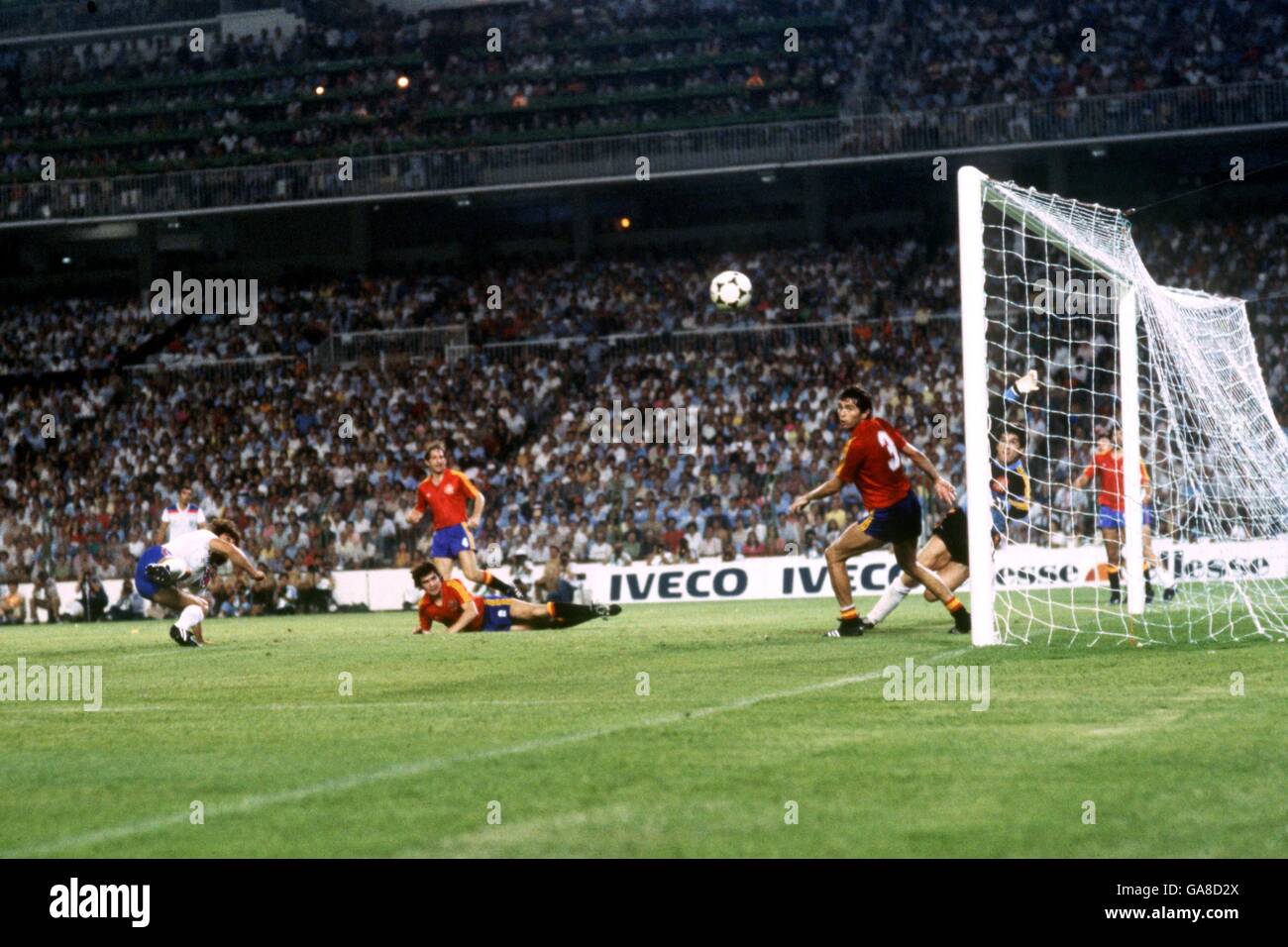 Fußball - Weltmeisterschaft Spanien 1982 - Gruppe B - England gegen Spanien. Der englische Kevin Keegan (l) hat einen weiten Blick auf das Tor Stockfoto