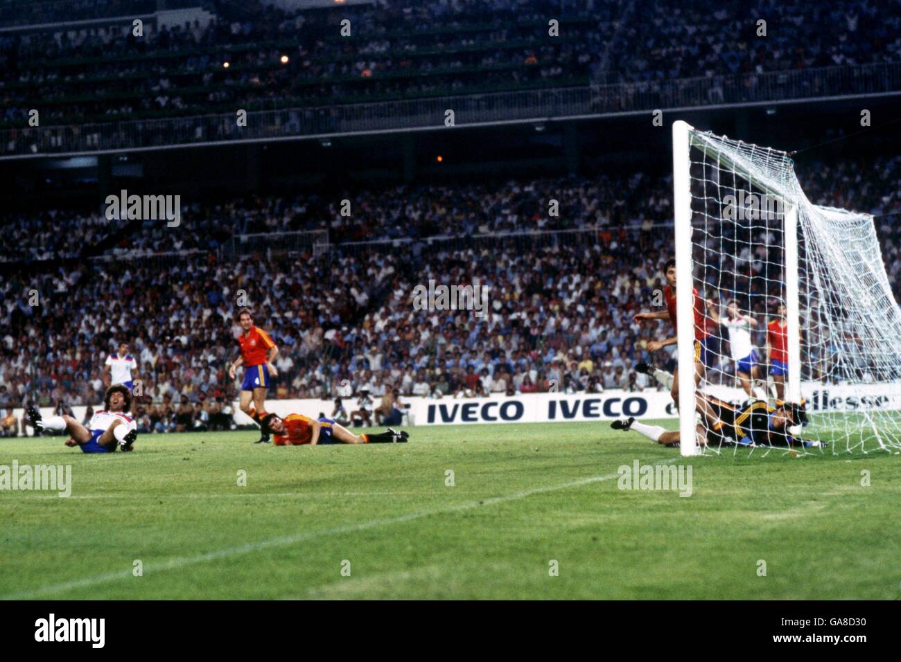 Fußball - Weltmeisterschaft Spanien 1982 - Gruppe B - England gegen Spanien. Der englische Kevin Keegan (l) wendet sich dejekt ab, nachdem er einen Kopf weit vom Posten hinweggeguckst hat Stockfoto