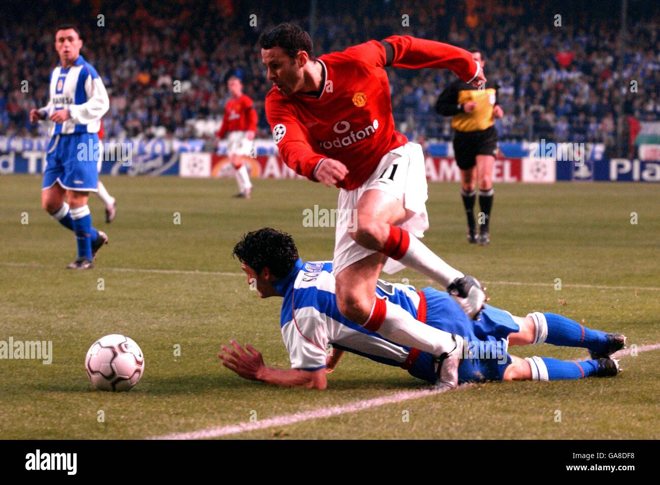 Ryan Giggs von Manchester United tritt gegen Lionel von Deportivo La Coruna an Scaloni Stockfoto