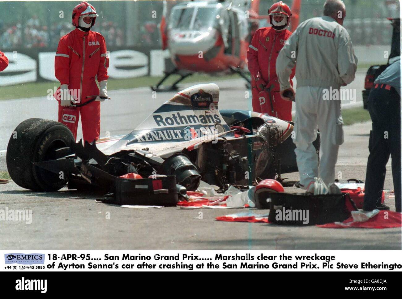18-APR-94. Großer Preis Von San Marino. Marshalls räumen das Wrack von Ayrton Sennas Auto, nachdem sie beim Großen Preis von San Marino abgestürzt waren Stockfoto
