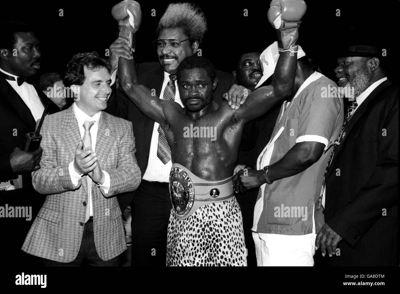 Boxen - WBC Super Featherweight Championship - Azumah Nelson gegen Jim McDonnell. Azumah Nelson feiert mit Manager Don King (Hintergrund), nachdem er seinen Weltmeistertitel in zwölf Runden behalten hat Stockfoto