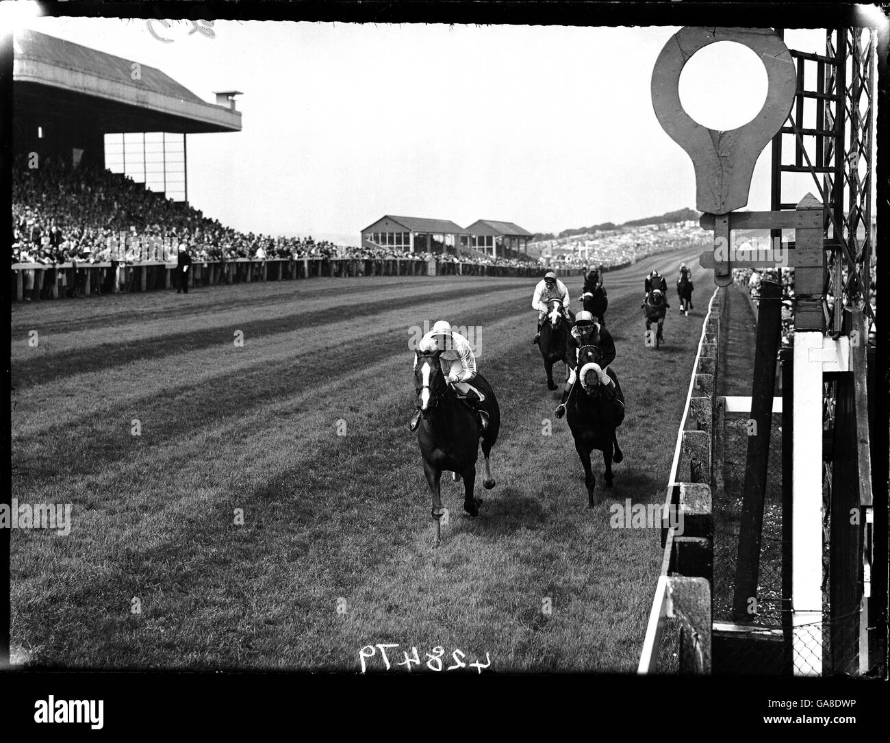 Operatic Society (l), mit Lester Piggott up, kommt nach Hause, um zu gewinnen Stockfoto