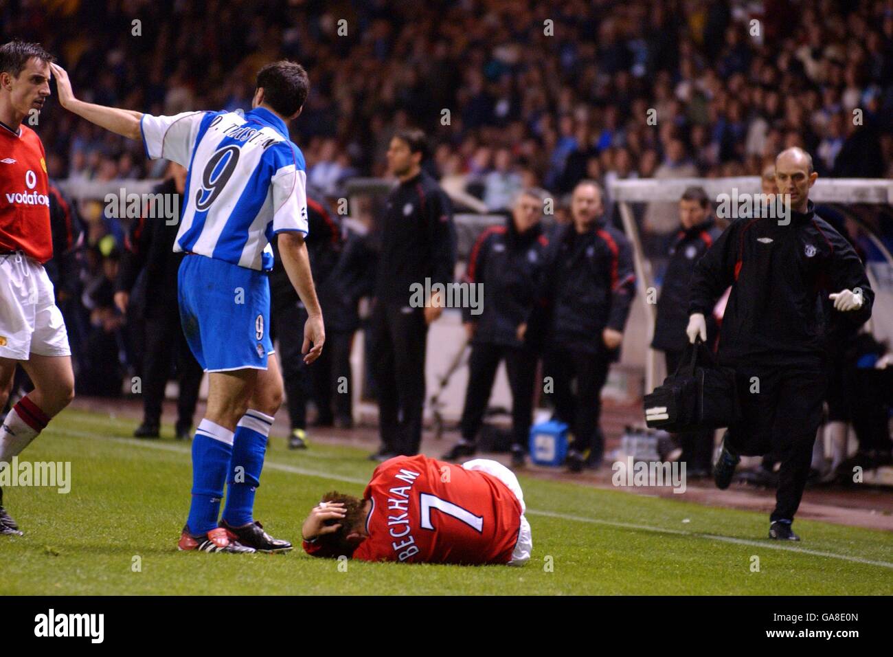 Diego Tristan von Deportivo La Coruna hält Manchester United zurück Gary Neville nach seiner waghalsigen Herausforderung gegen David Beckham Stockfoto