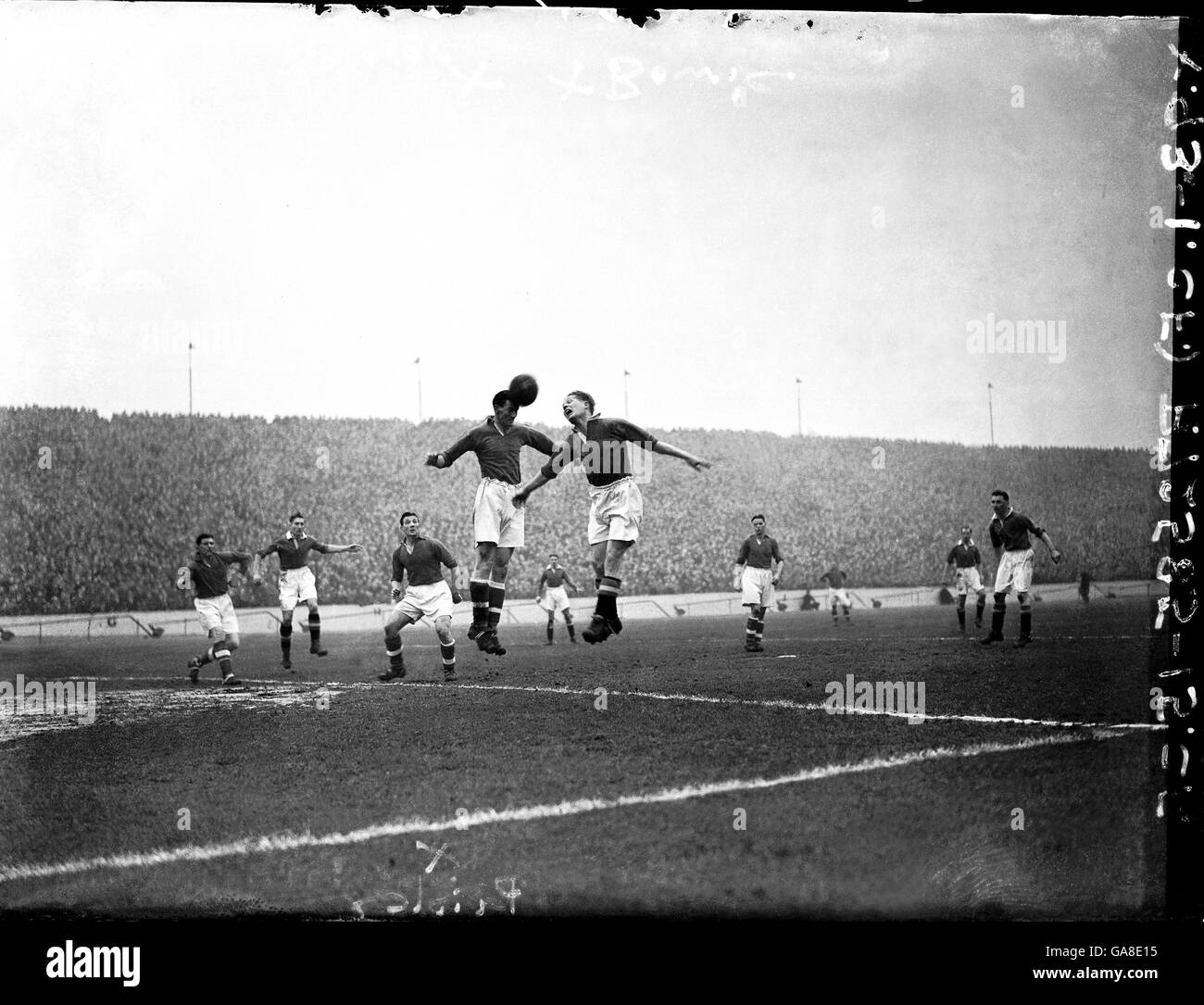 Fußball - Football League Division One - Chelsea gegen Liverpool. Liverpools Bob Paisley (Dritter Liter) sieht so aus, als Teamkollege Phil Taylor (c, l) Chelsea's James Bowie (c, r) in einen Kopfball schlägt Stockfoto