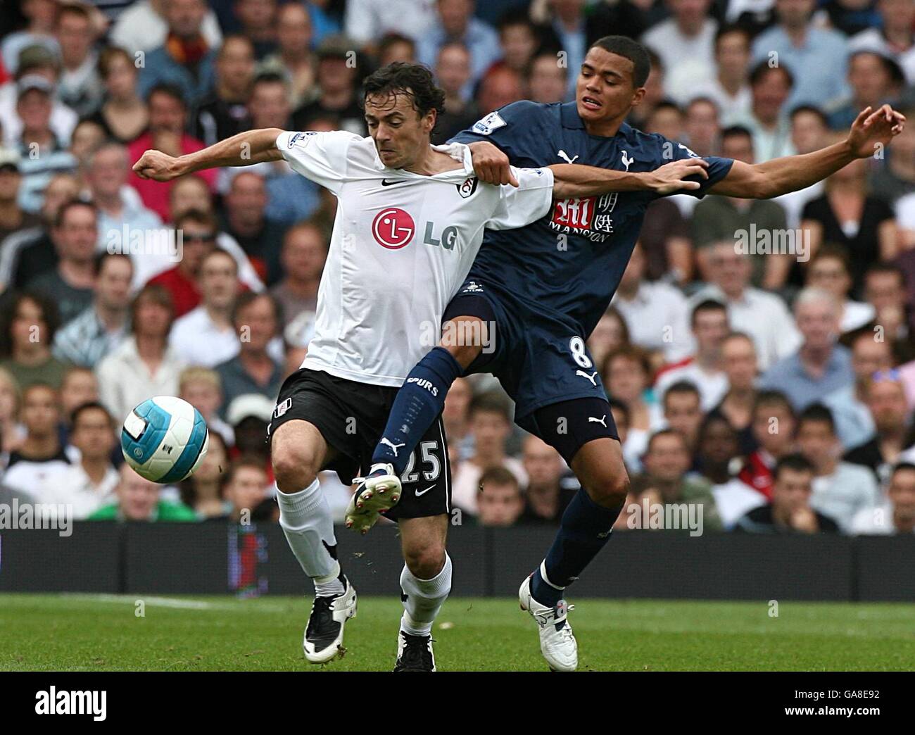 Simon Davies, Fulham und Jermaine Jenas, Tottenham Hotspur, kämpfen um den Ball Stockfoto