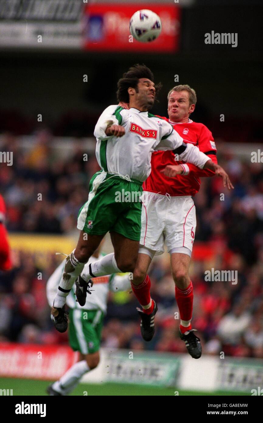 Jon Olav Hjelde (r) von Nottingham Forest springt um einen Header Mit Walsalls Don Goodman (l) Stockfoto