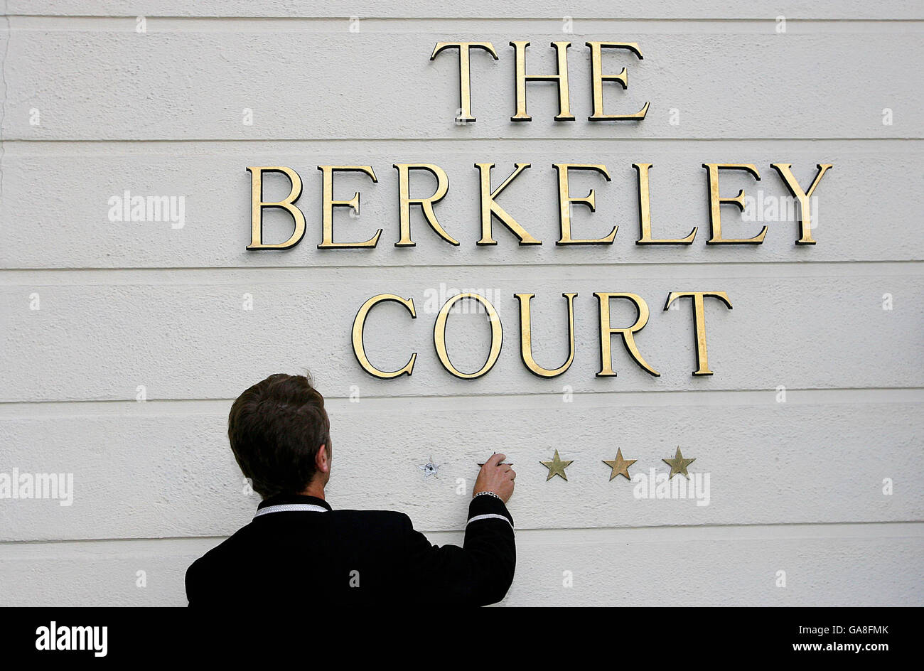 Porter Martin Haddock entfernt die fünf Sterne von der Wand vor dem Berkeley Court, da das Landmark Hotels Jury's Hotel Ballsbridge und das Berkely Hotel Ballsbridge ihre Türen schließen. Stockfoto