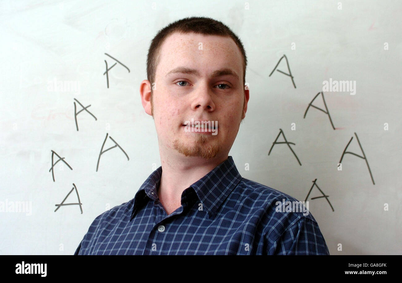Schüler Jos Gibbons, der Asperger-Syndrom hat, wird angenommen, dass er der höchste A-Level-Achiever ist. Stockfoto
