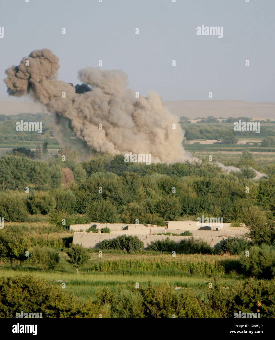 Rauch und Trümmer steigen auf, nachdem eine 500 Pfund schwere GBU-38-Bombe, die von einer F15 abgeworfen wurde, während eines Engagements zwischen dem Regiment Worcester und Sherwood Foresters sowie Taliban-Kämpfern in der Region in der Grünen Zone, Provinz Helmand, Afghanistan, explodiert. Stockfoto