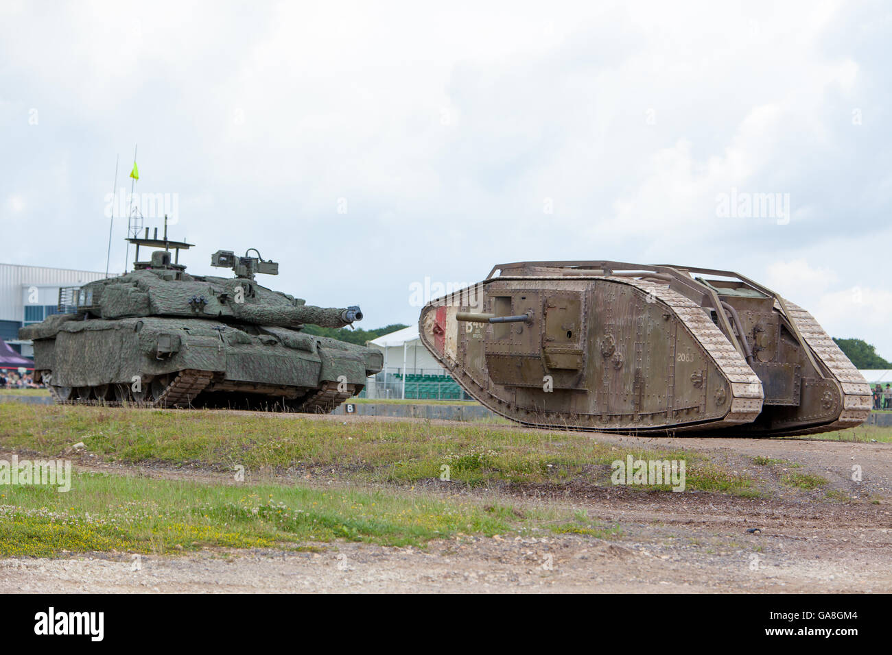 Challenger 2 und Mark IV Panzer aus dem Ersten Weltkrieg Stockfoto