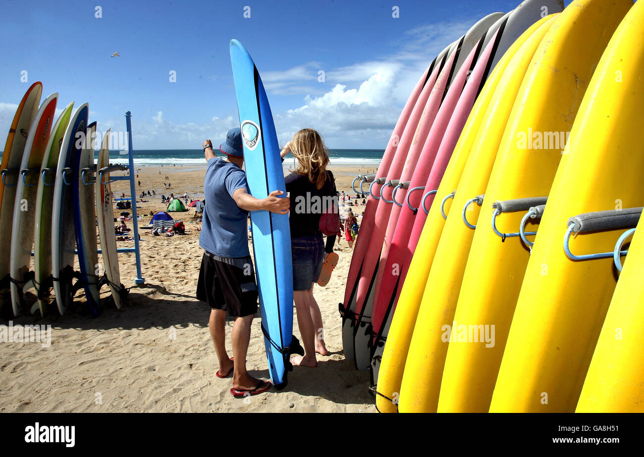 Newquay - Fistral Beach. Surfschule am Fistral Beach in Newquay. Stockfoto