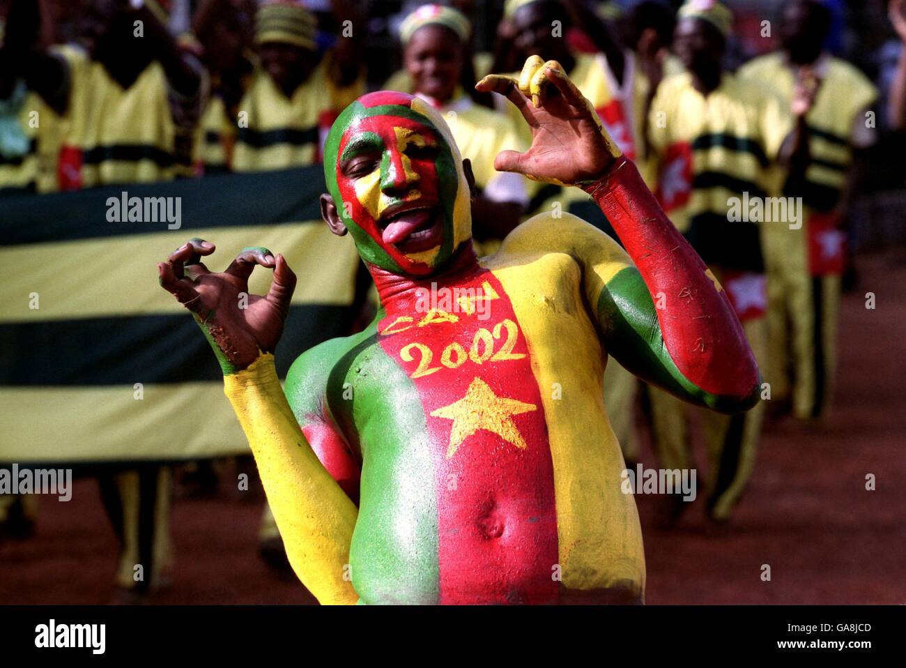 Fußball - African Nations Cup Mali 2002 - Gruppe C - Kamerun / DR Kongo. Ein Kamerun-Fan in den Nationalfarben gemalt Stockfoto