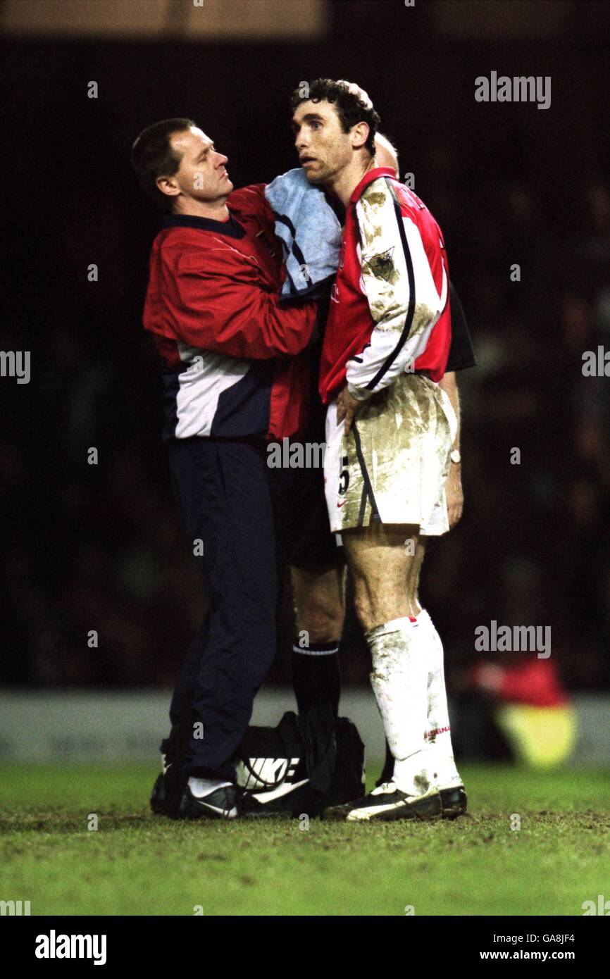 Fußball - FA Barclaycard Premiership - Leicester City / Arsenal. Martin Keown (r) von Arsenal wird von Physio Gary Lewin behandelt (l) Stockfoto