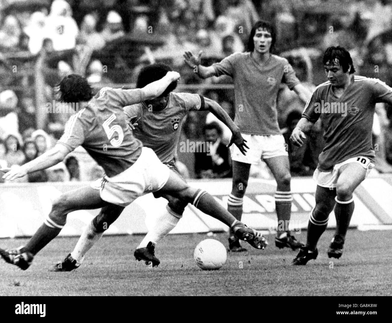 Brasiliens Jairzinho (zweites l) versucht, an den jugoslawischen Josip Katalinski (zweites l), Ivan Buljan (zweites r) und Jovan Acimovic (zweites l) vorbei zu dribbeln Stockfoto