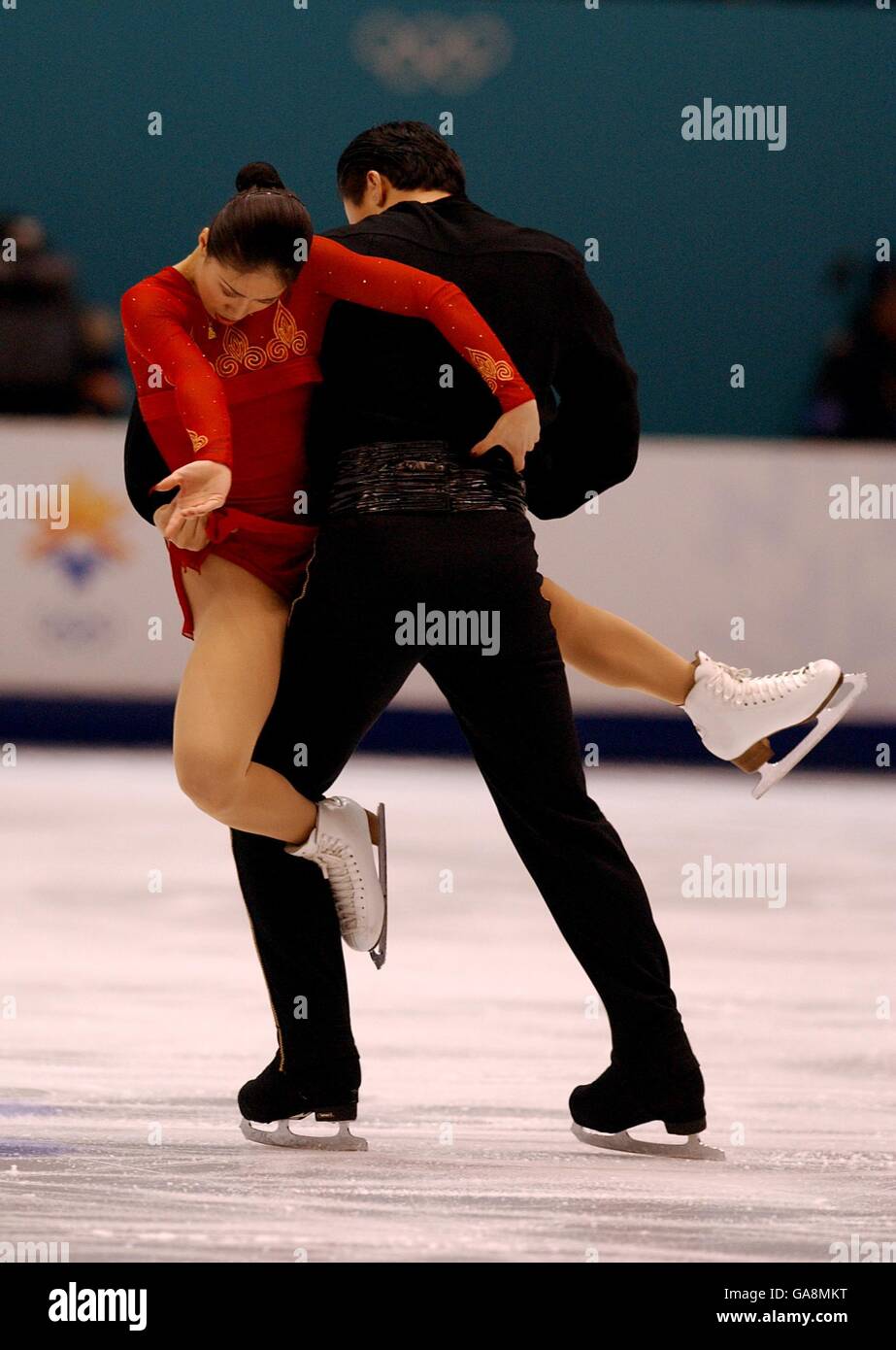 Chinas Xue Shen und sein Partner Hongbo Zhao auf ihrem Weg Um eine Bronzemedaille in den Paaren Eiskunstlauf zu gewinnen Stockfoto