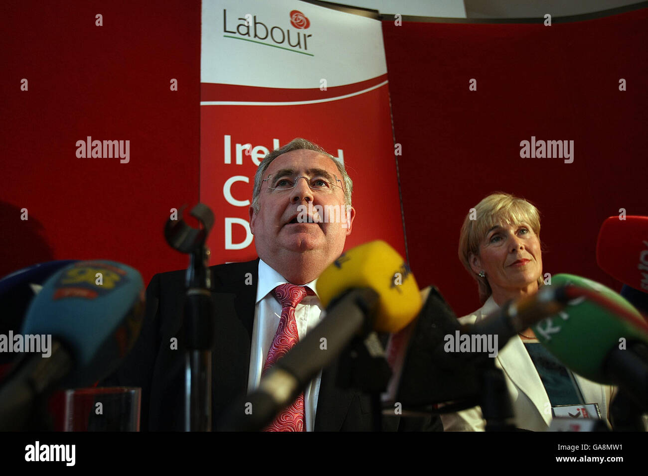 Pat Rabbitte im Bild mit Liz McManus, die als stellvertretender Führer als Interims-Führer fungieren wird, bis ein neuer gewählt wird, nachdem Herr Rabbitte auf einer Pressekonferenz in der RHA Gallery in Dublin als Vorsitzender der Labour Party zurückgetreten ist. Stockfoto