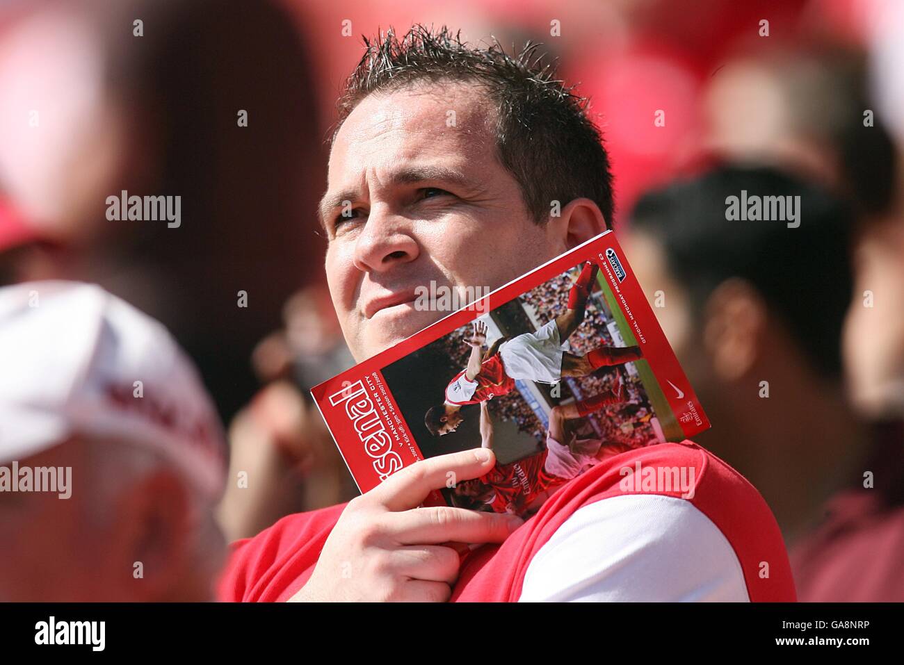 Fußball - Barclays Premier League - Arsenal gegen Manchester City - Emirates Stadium. Ein Arsenal-Fan sitzt auf den Tribünen Stockfoto
