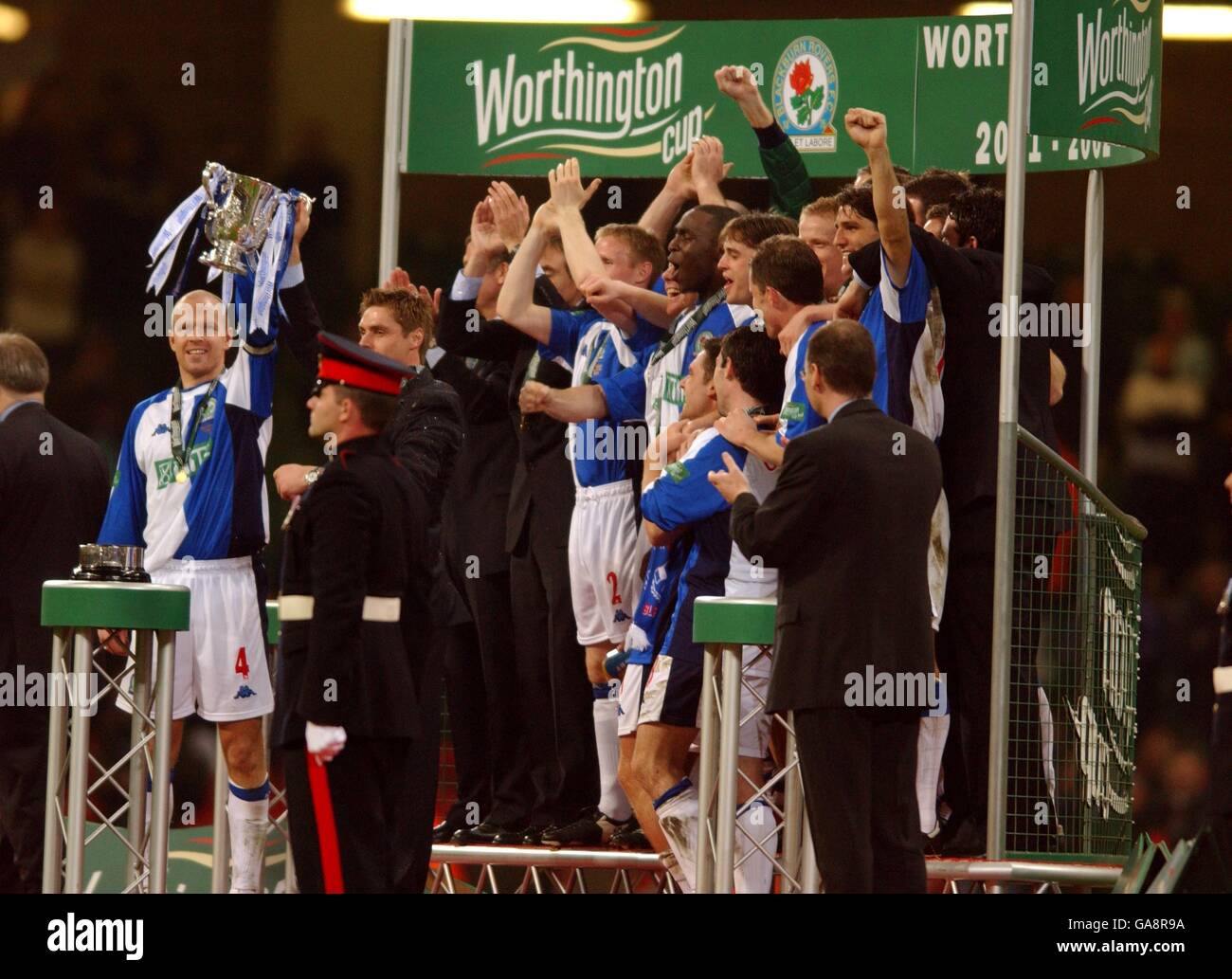 Blackburns Kapitän Henning Berg hebt die Worthington Cup Trophäe nach Ihre Niederlage 2-1 gegen Tottenham Stockfoto