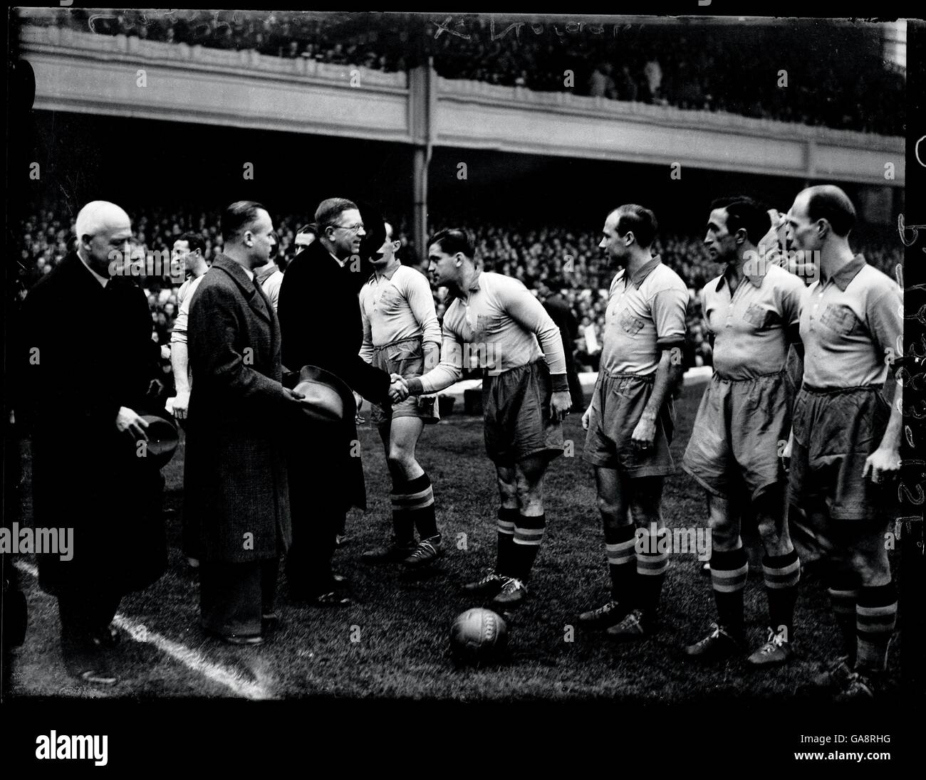 Kronprinz Gustav von Schweden (3. L) Schüttelt vor dem Spiel die Hände des Schwedens Gunnar Nordahl (c) Stockfoto