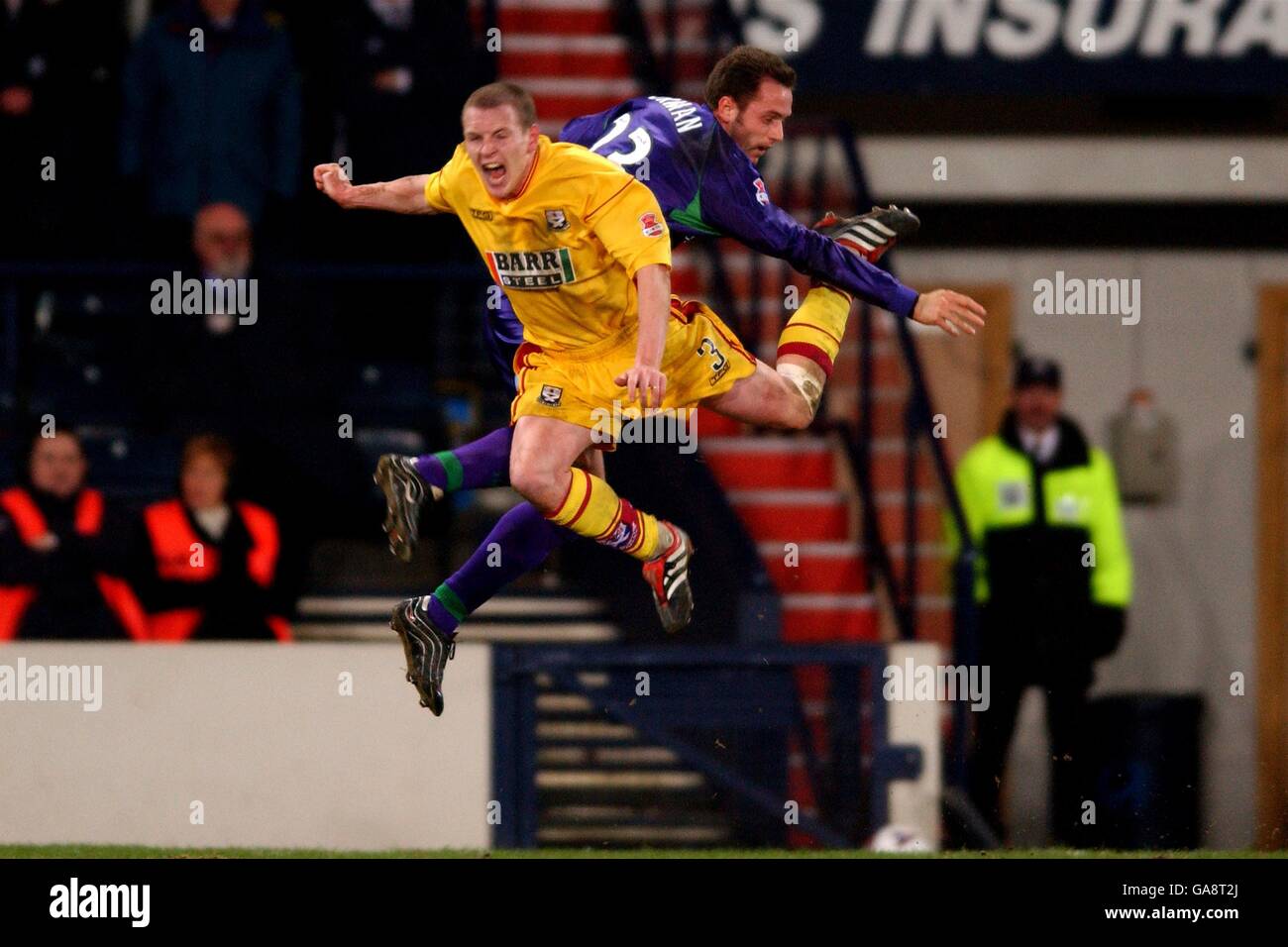 Fußball - CIS Insurance Cup - Halbfinale - Hibernian / Ayr United. Hibernians Alen Orman (hinten) und Ayr United's Paul Lovering (vorne) treffen in der Luft aufeinander Stockfoto