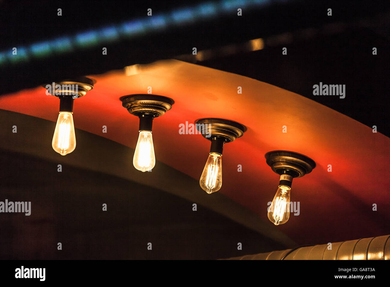 Retro-Wolfram-Lampen Glühen im dunklen Innenraum, Foto mit Tiefenschärfe und flachen DOF Stockfoto