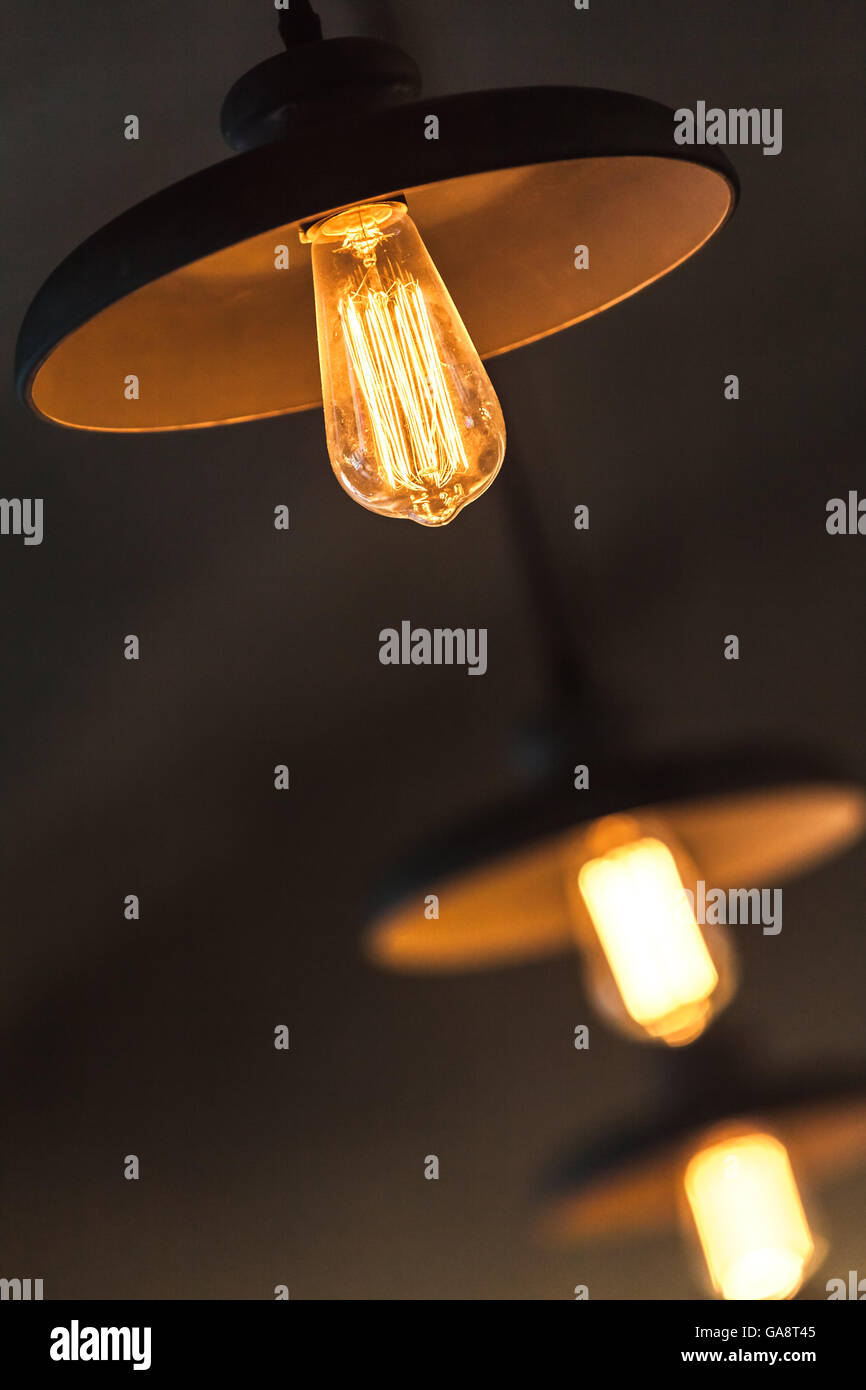 Retro-Wolfram-Lampen Leuchten über dunkle Decke Hintergrund Foto mit Tiefenschärfe und flachen DOF Stockfoto