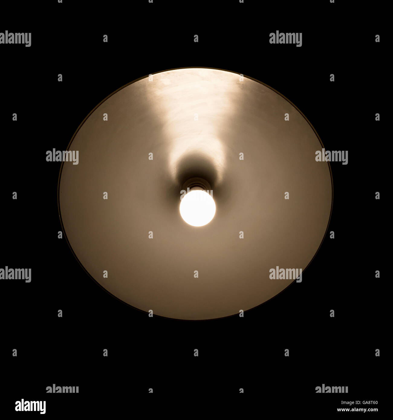 Wolfram-Lampe glüht in der Runde Metall Lampenschirm über schwarzen Hintergrund zu isolieren Stockfoto