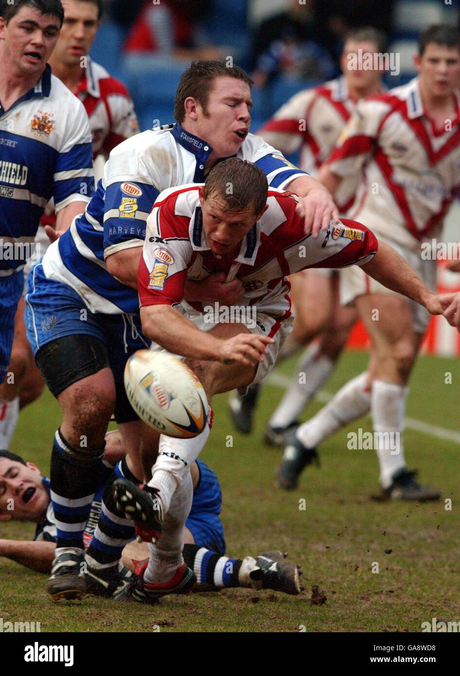 Rugby League - Kellogg's Nutri-Grain Challenge Cup - Viertelfinale - Halifax Blue Sox gegen St Helens Saints. Sean Long von St. Helens Saints tritt unter dem Druck von Andy Hobson von Halifax Blue Sox weg Stockfoto