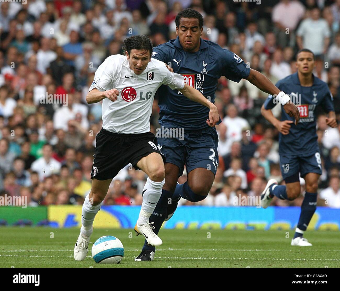 Tom Huddlestone, Tottenham Hotspur und Alexey Smertin, Fulham kämpfen um den Ball Stockfoto