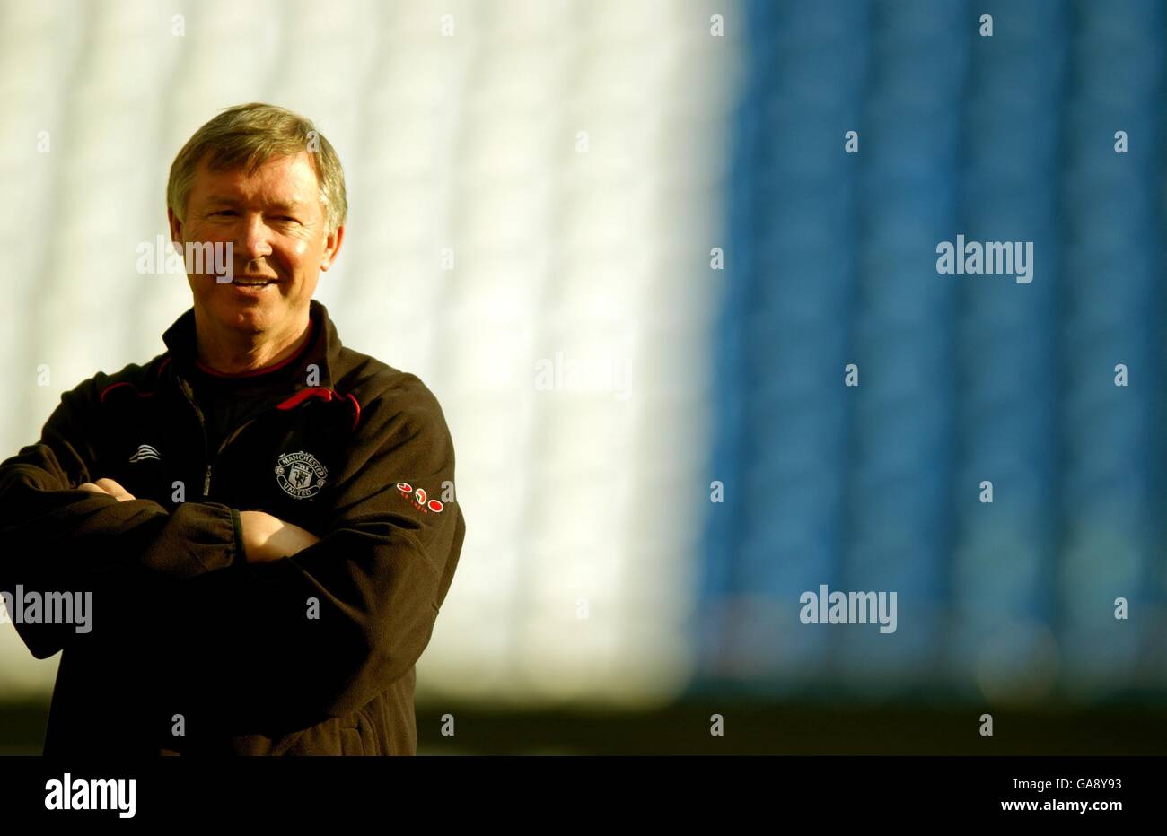 Der Manager von Manchester United, Sir Alex Ferguson, sieht seinem Team beim Training im Estadio Municipal De Riazor zu, wie es in den Farben des Gegners, Deportivo La Corunat, auf den blauen Sitzen zugeht Stockfoto