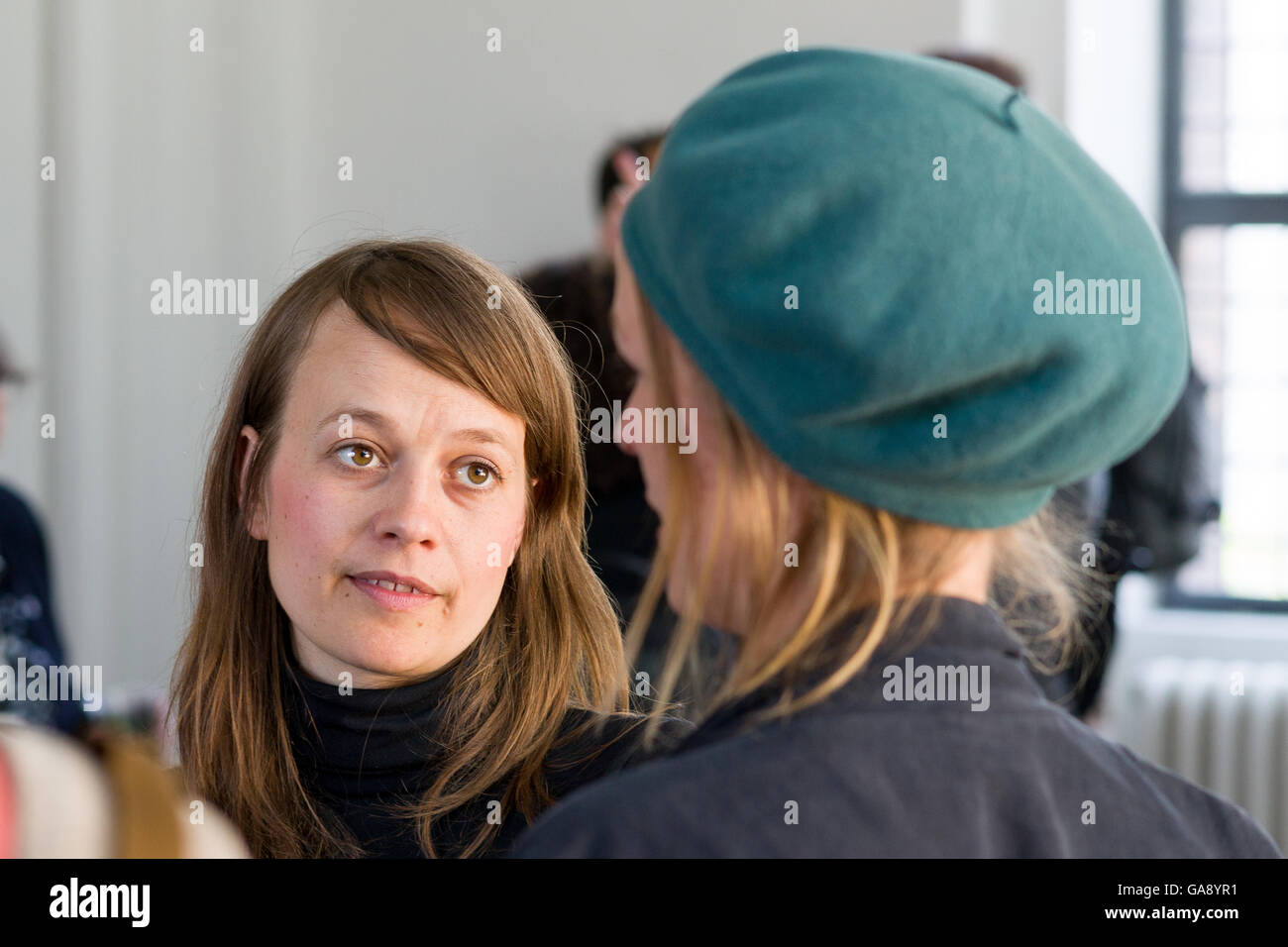 Menschen in einer guten Stimmung bei der Eröffnung des Hybryd Angelegenheiten Mai 2016 in Nikolaj Kunsthal, Copenhagen Stockfoto