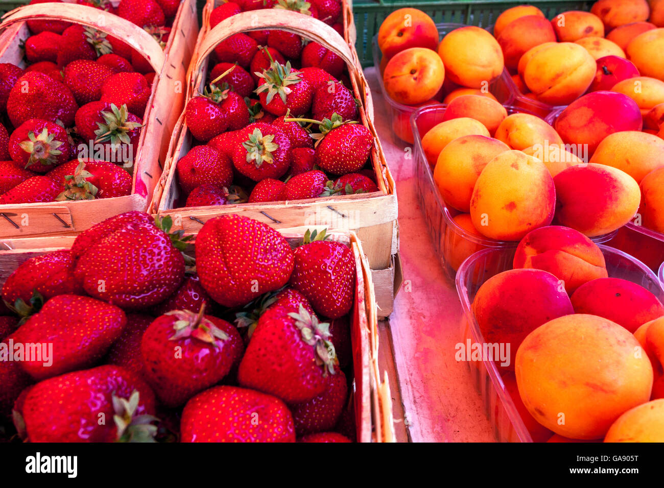 Erdbeere, Aprikose Stockfoto