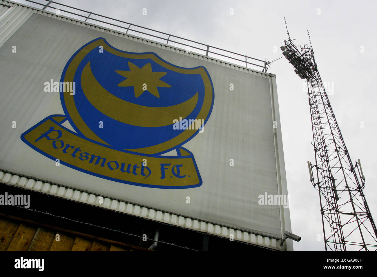 Ein allgemeiner Blick auf Fratton Park, Heimat von Portsmouth, zeigt das Vereinswappen auf der Rückseite des Fratton End. Bilddatum: Mittwoch, 22. August 2007. Bildnachweis sollte lauten: Chris Ison/PA Wire. Stockfoto