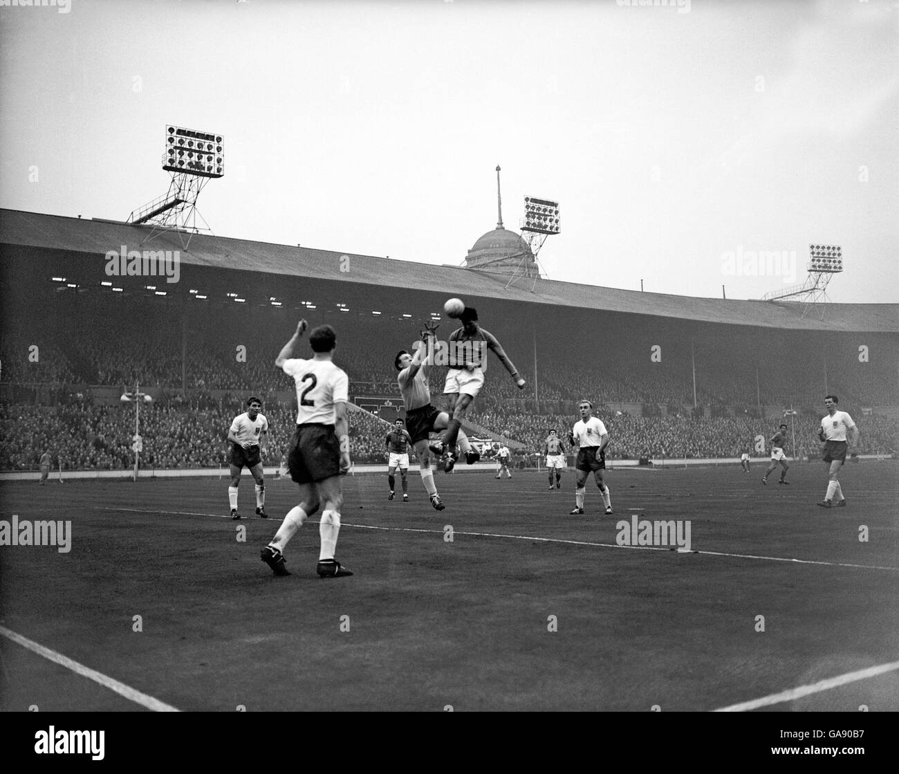 Frankreichs Raymond Kaelbel (c, r) steigt über England Torhüter Eddie Hopkinson (c, l), um einen Kopf zu gewinnen Stockfoto