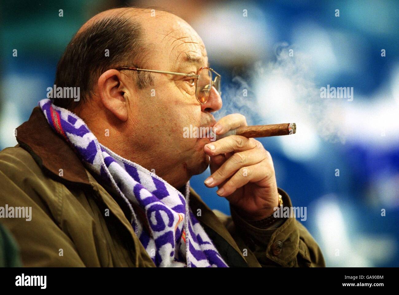 Fußball - UEFA Champions League - Gruppe C - Real Madrid / FC Porto. Ein Fan von Real Madrid raucht vor dem Spiel eine Zigarre Stockfoto