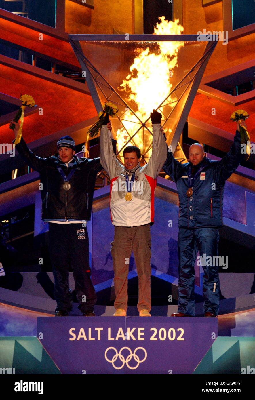 Österreichs Stephan Eberharter (c) feiert seine Goldmedaille mit Silber US-Medaillengewinnerin Bode Miller und Norwegens Bronzemedaillengewinnerin Lasse Kjus Stockfoto